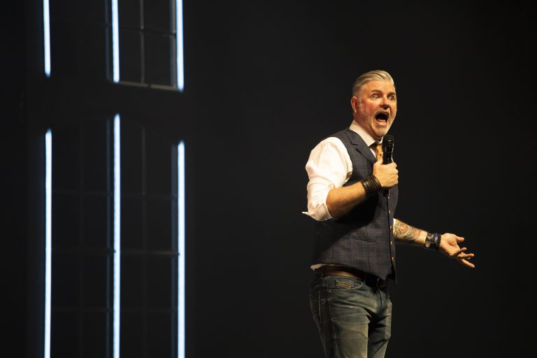 Le populaire humoriste Dominique Paquet débarque ce samedi 22 février à la salle André-Mathieu avec la représentation de son one man show intitulé Laisse-moi partir. Son bon ami Marko Métivier assurera la première partie de la soirée.