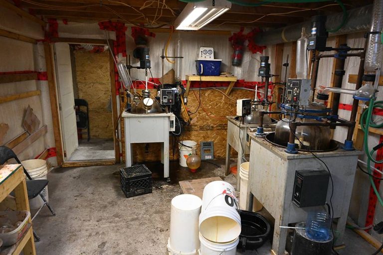 Un laboratoire clandestin de drogues de synthèse a été découvert dans une pièce cachée au sous-sol du garage d'une résidence de Gore, dans les Laurentides.