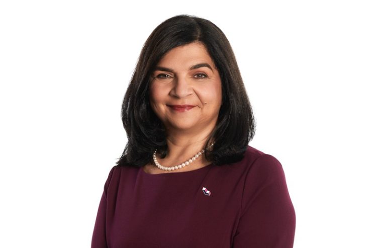 Aglaia Revelakis a démissionné le 4 février du parti Action Laval, siégeant depuis comme conseillère municipale indépendante.