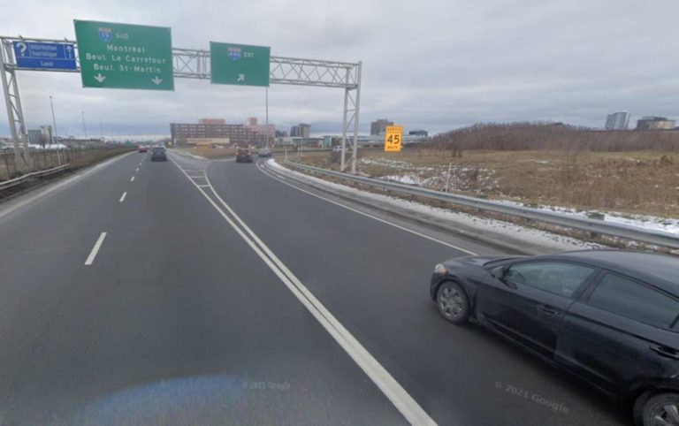 Bretelle d'accès de l'A-15, en direction nord, vers l'autoroute 440, en direction est.