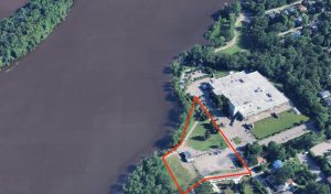 Voilà l’endroit où seront érigés le pavillon d'accueil et la scène permanente extérieure à la berge des baigneurs dans le Vieux Sainte-Rose. En bordure de la rue Hotte, on reconnaît le Centre d’interprétation de l’eau (C.I.EAU).