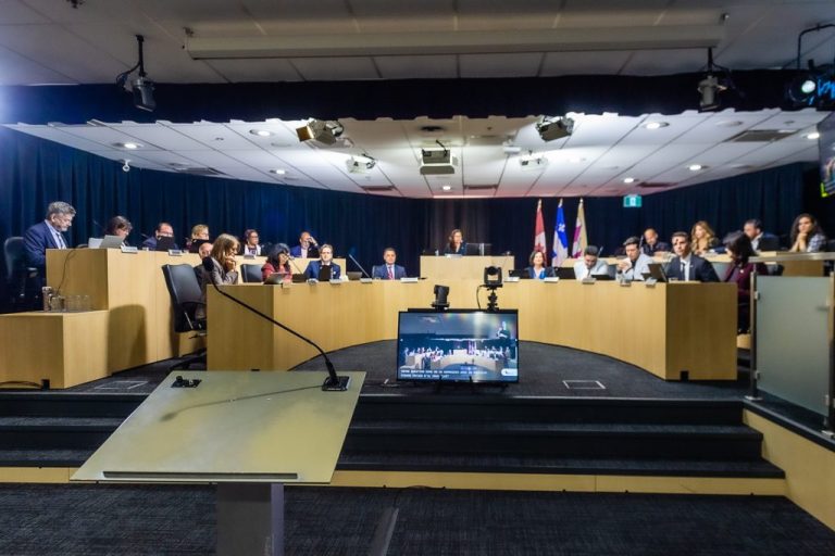 La décision de la présidente du conseil municipal de déclarer irrecevable un avis de proposition de Claude Larochelle, le 12 mars dernier, a été adoptée dans la division: les élus du parti du maire Boyer votant en faveur et les élus des deux groupes d’opposition en défaveur.
