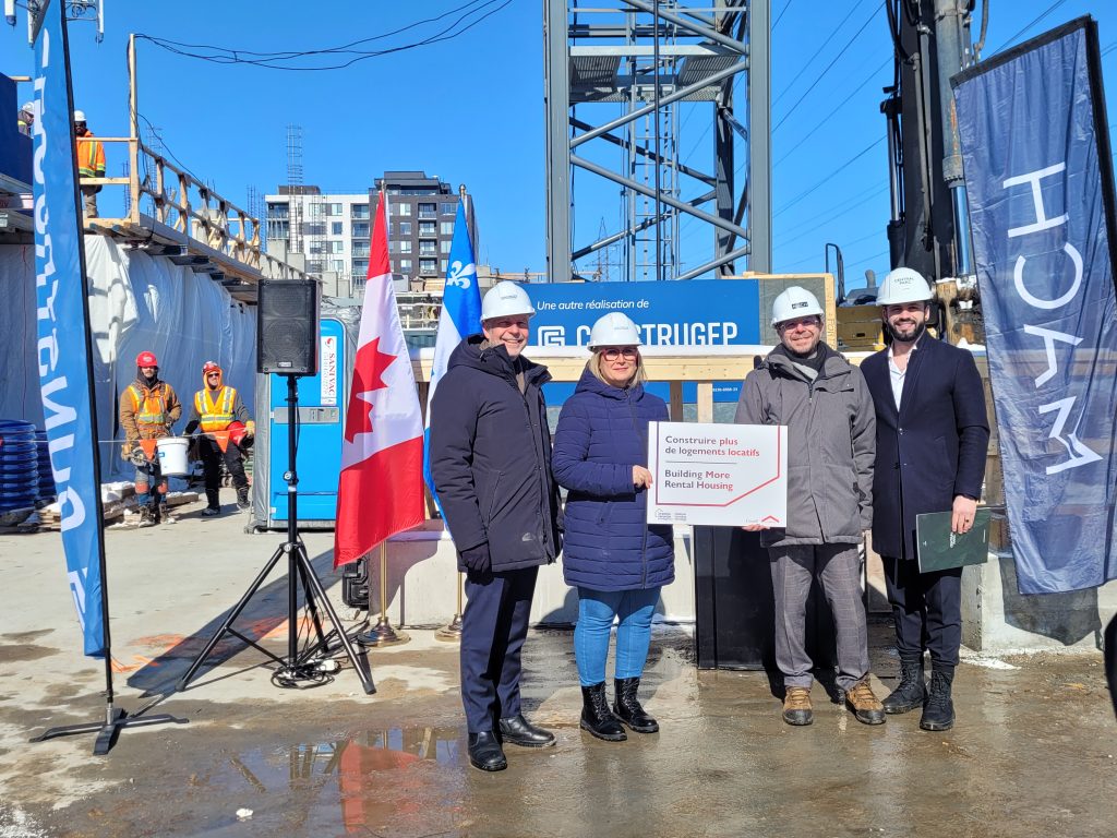 Dans l’ordre habituel: Stéphane L’Espérance, président fondateur chez Construgep, Annie Koutrakis, secrétaire parlementaire de la ministre du Tourisme et ministre responsable de l'Agence de développement économique du Canada pour les régions du Québec et députée de Vimy, Pierre-Jacques Lefaivre, premier vice-président et directeur général du Groupe MACH, et Steven Bastien, directeur de la gestion immobilière pour Central Parc Laval. (Photo 2M.Media – Corinne Prince)