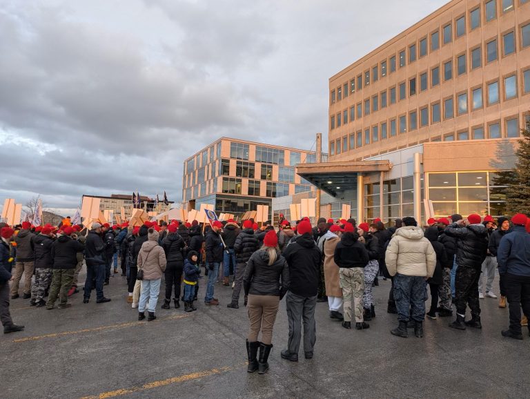 Comme en février, les policiers de Laval ont de nouveau fait entendre leur mécontentement face au ralentissement des négociations de leur nouveau contrat de travail lors du dernier conseil de ville.