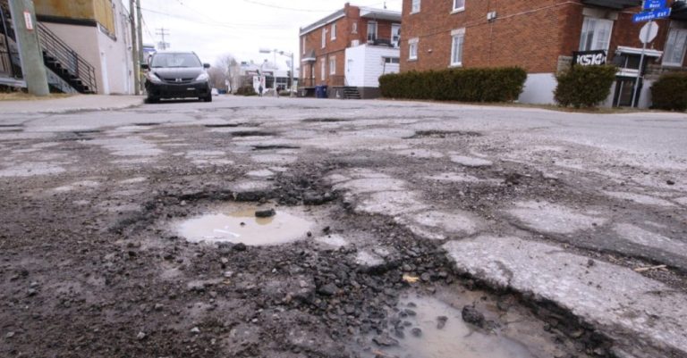 nids-de-poule causant des crevaisons et forçant les automobilistes à faire appel aux services de CAA-Québec.