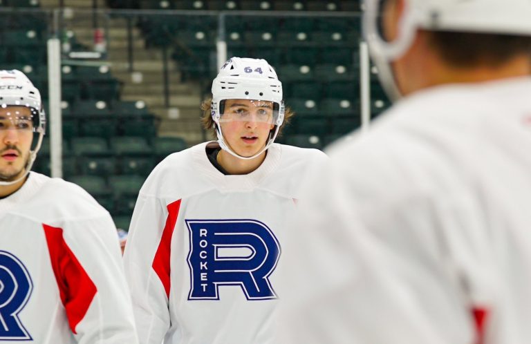 Le défenseur David Reinbacher lors d'un entraînement du Rocket de Laval.