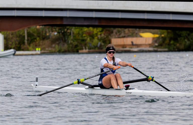 Sarah Birtulescu lors d’une compétition d’aviron.