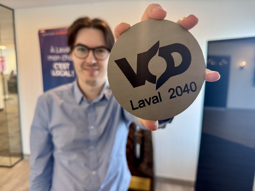 L’auteur de l’étude, Vincent Clavette, montre un résidu en caoutchouc de Mondo America transformé en un nouveau produit : un sous-verre aux couleurs de la Vision zéro déchet 2040.