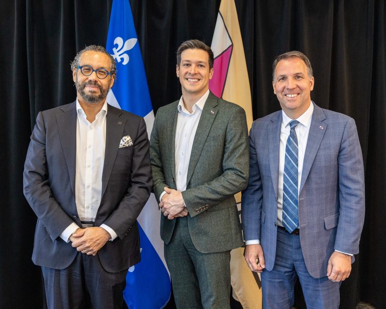 Le maire de Laval, Stéphane Boyer, entouré de Jean-François Gascon, directeur des services conseils à l’École nationale d’administration publique (ENAP), et de Benoit Collette, directeur général de la Ville de Laval.