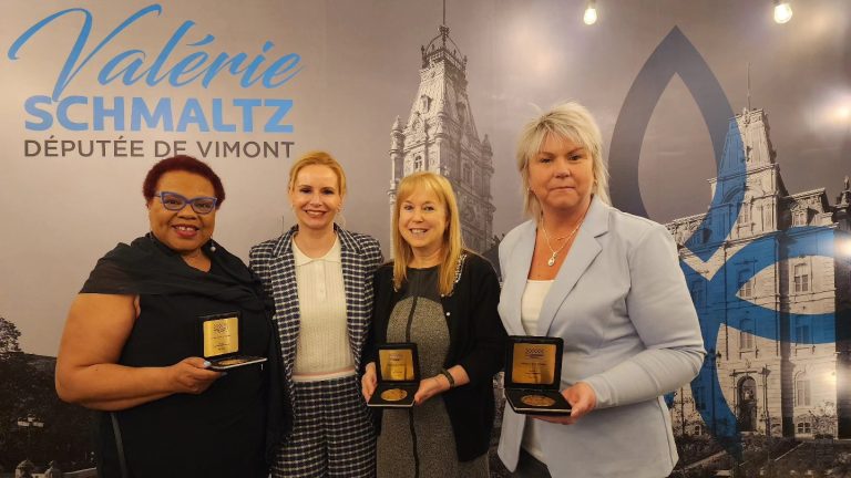 Les trois récipiendaires de la Médaille de la députée en compagnie de Valérie Schmaltz, députée de Vimont. (Photo gracieuseté)