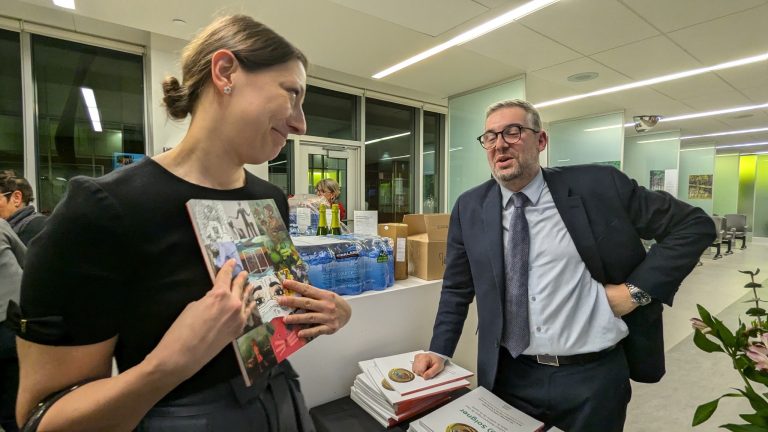 Joseph Dahine, intensiviste et initiateur du projet, et Isabelle L. Cayer, chirurgienne et artiste ayant pris part au collectif. (Photo gracieuseté)