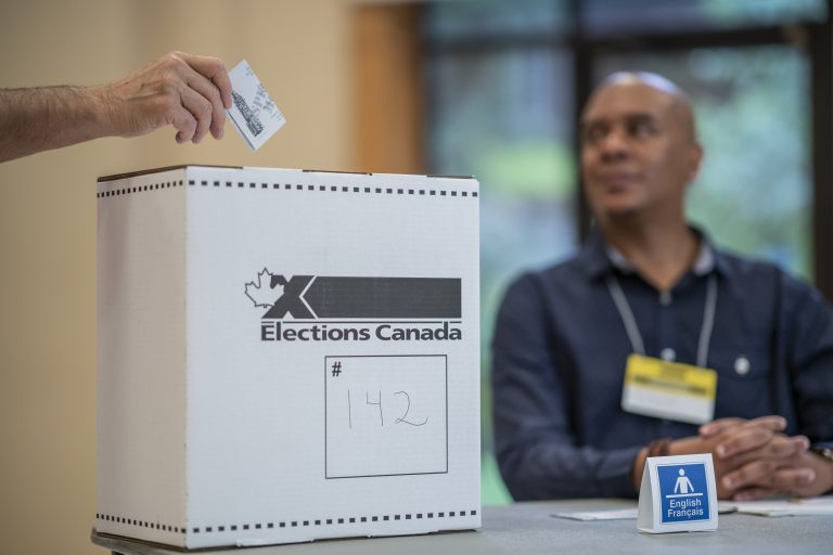 Si le jour du scrutin fédéral est fixé au lundi 28 avril, les électeurs peuvent toujours voter à l’avance d’ici 18h le mardi 22 avril.