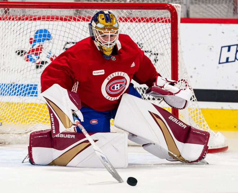 Jacob Fowler dans l'uniforme d'entraînement des Canadiens de Montréal.