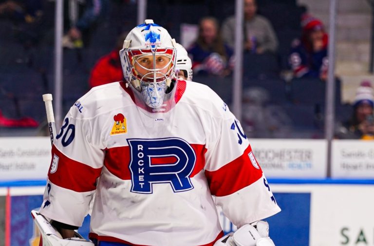 Cayden Primeau dans l'uniforme du Rocket de Laval.