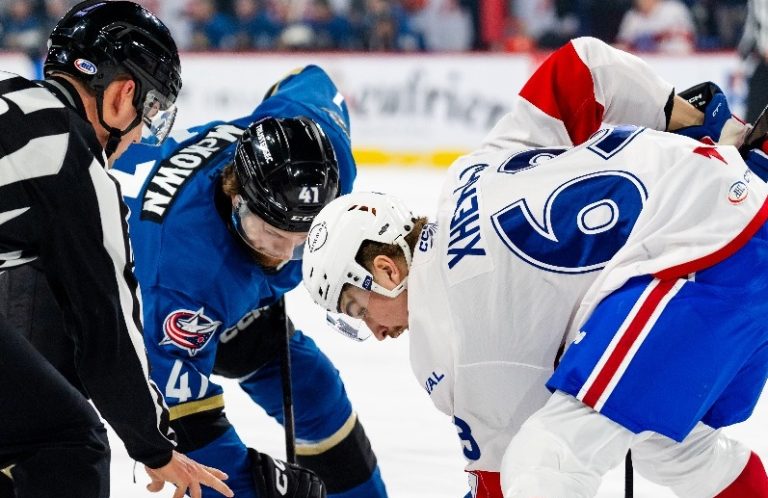 Mise au jeu entre Florian Xhekaj du Rocket de Laval et Hunter McKown des Monsters de Cleveland plus tôt cette saison.