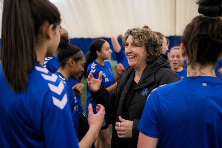 Marinette Pichon, ex-meilleure buteuse internationale française qui est désormais directrice sportive des Roses, entourée de joueuses de l’équipe lors d’un entraînement.