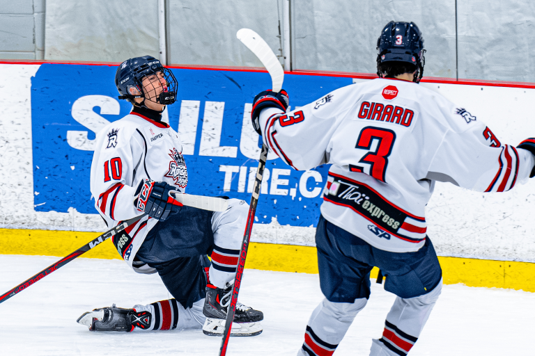 Benedetto-Antonio Masi du Rousseau-Royal célébrant un but inscrit en demi-finale contre les Riverains du Collège Charles-Lemoyne dans la Ligue de développement du hockey M18 AAA du Québec.
