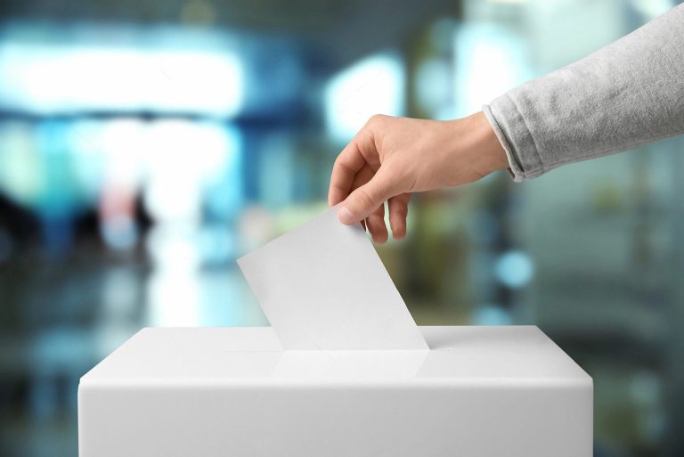 bureau de vote avec un électeur lors d'élections fédérales