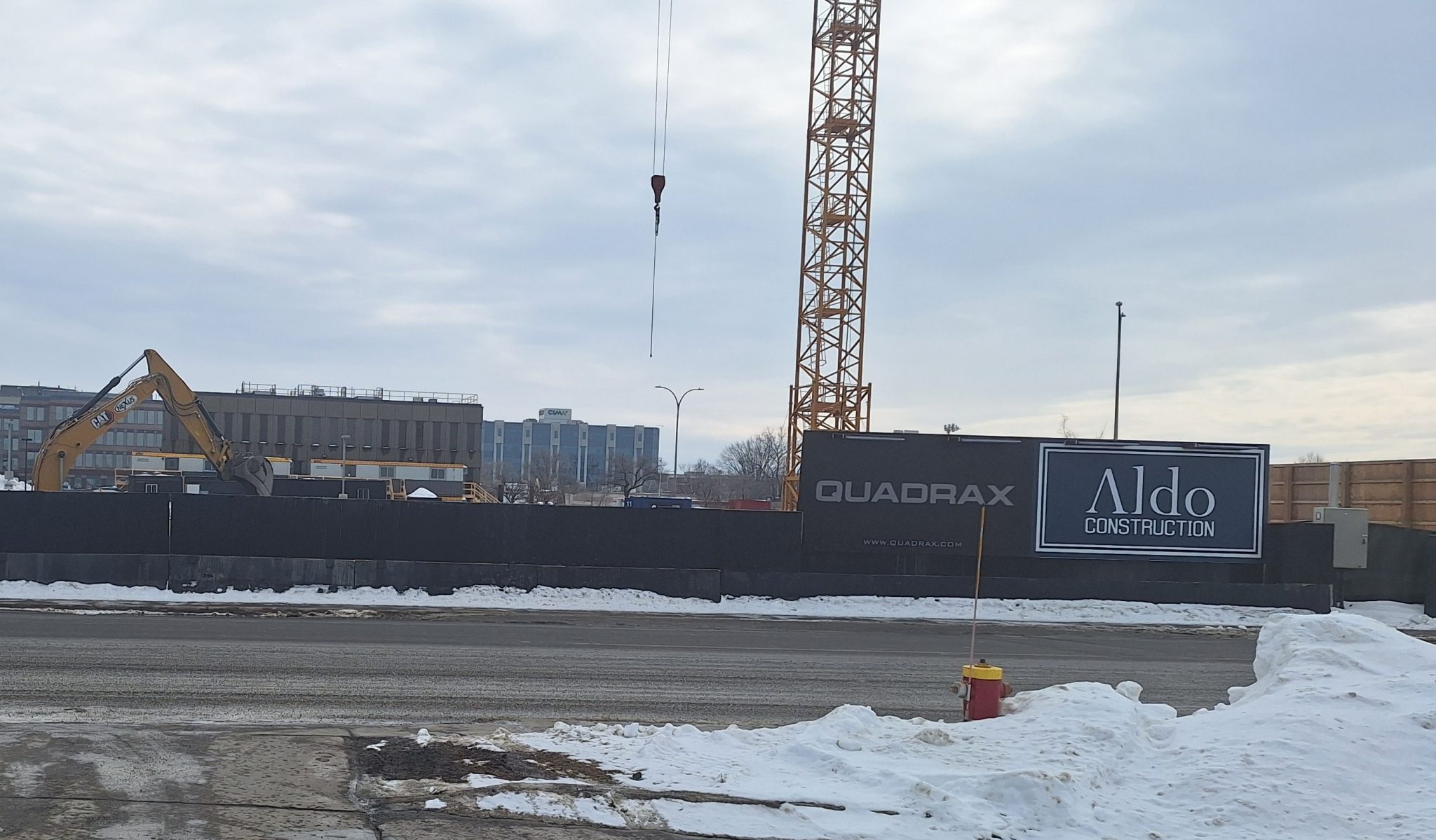 Depuis le 5 novembre dernier, ce chantier exploité par le promoteur Aldo Coviello Jr a fait l’objet de 2 mises en demeure et de 6 constats d’infraction dont 5 délivrés dans les dernières semaines.