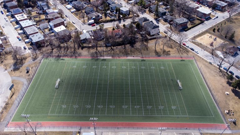 C’est sous ce terrain synthétique du parc Cartier que sera enfoui un méga-réservoir d’une capacité de six piscines olympiques destiné à recueillir momentanément les eaux usées lors de fortes précipitations et à réduire d’autant les déversements dans la rivières des Prairies.