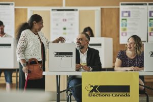 Électrice allant voter lors d'une élections générale fédérale canadienne.