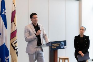 Le maire Stéphane Boyer en présence de Flavia Alexandra Novac, conseillère municipale de Sainte-Rose et présidente du conseil d’administration de l’Office municipal d’habitation de Laval (OMHL) lors d’un récent point de presse tenu au centre communautaire Simonne-Monet-Chartrand dans le secteur revitalisé de Val-Martin.