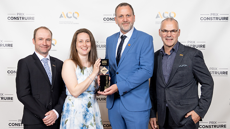 Un prix Construire pour une entreprise de Laval De gauche à droite, Vincent Lord, directeur de l’actuariat chez Novo SST, Chantal Levasseur, responsable santé et sécurité au travail chez Frare Gallant, Mario Bérubé, vice-président Construction chez Frare Gallant, et Éric Fraser, président de l'Association de la construction du Québec.
