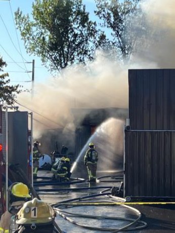 Les pompiers de Laval en ont plein les bras pendant près de deux heures avec ce feu qui a embrasé l’ensemble d’un garage commercial œuvrant dans les pièces automobiles usagées, rue Gélinas, à Chomedey.