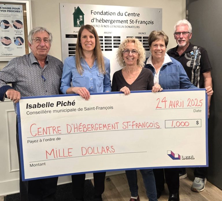 La conseillère municipale Isabelle Piché en compagnie de représentant.e.s de la Fondation du Centre d’hébergement Saint-François, lors de la remise du chèque. (Photo gracieuseté)