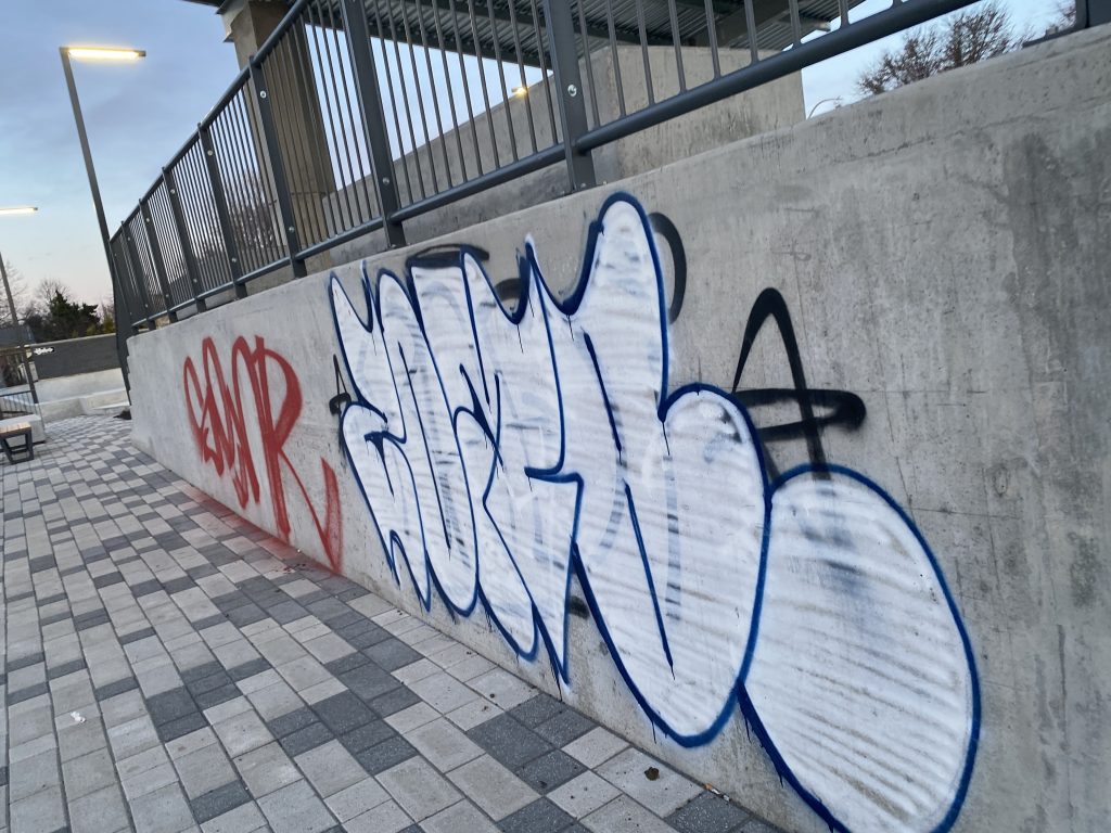 Tags sur le planchodrome du parc Notre-Dame. (Photo gracieuseté)
