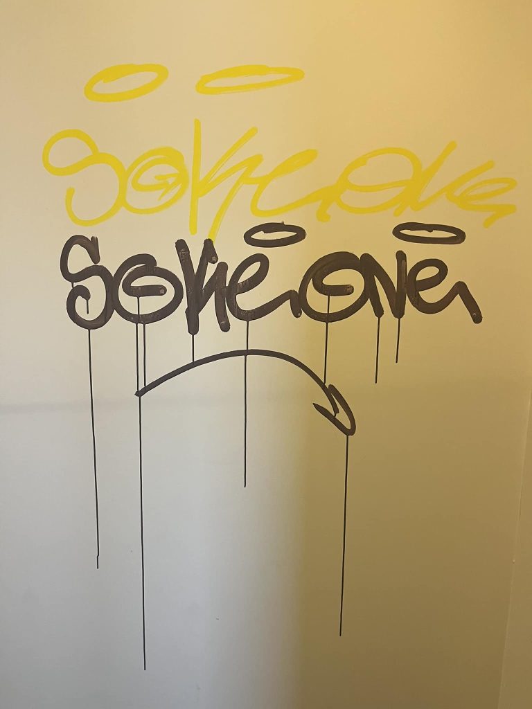 Graffitis faits dans un bâtiment résidentiel de Sainte-Rose, en 2023. (Photo gracieuseté)