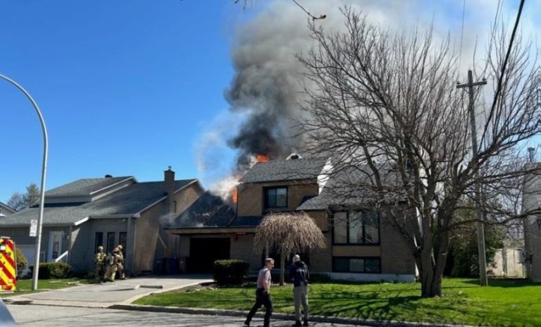 Un important contingent des pompiers de Laval a été nécessaire pour éteindre ce feu dû à un mégot de cigarette jeté dans un pot de fleurs près d’une maison de la rue de Baccarat, à Duvernay.