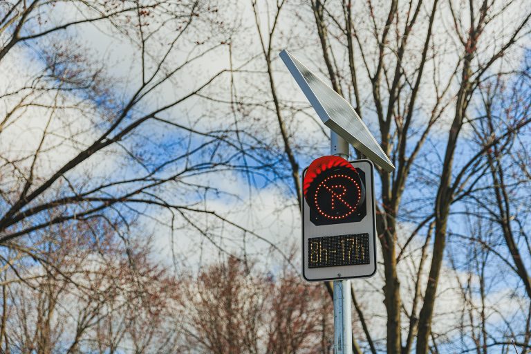 À ce jour, près de la moitié des 4615 panneaux lumineux prévus dans le quadrilatère formé des autoroutes 13, 19 et 440 au nord de la rivière des Prairies ont été installés.