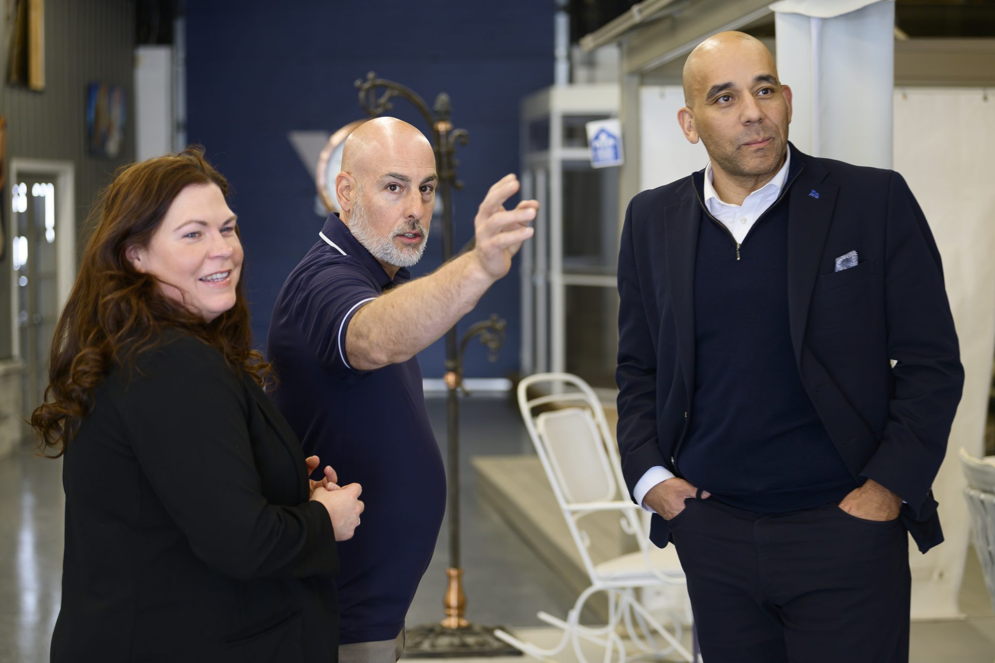 Le manufacturier lavallois Solarium Optimum affiche fièrement la certification Les Produits du Québec depuis juillet 2022. Sur la photo, on reconnaît son président Éric Bourdon entouré d’Elfi Morin, directrice générale de Les Produits du Québec, et du ministre délégué à l'Économie, Christopher Skeete.