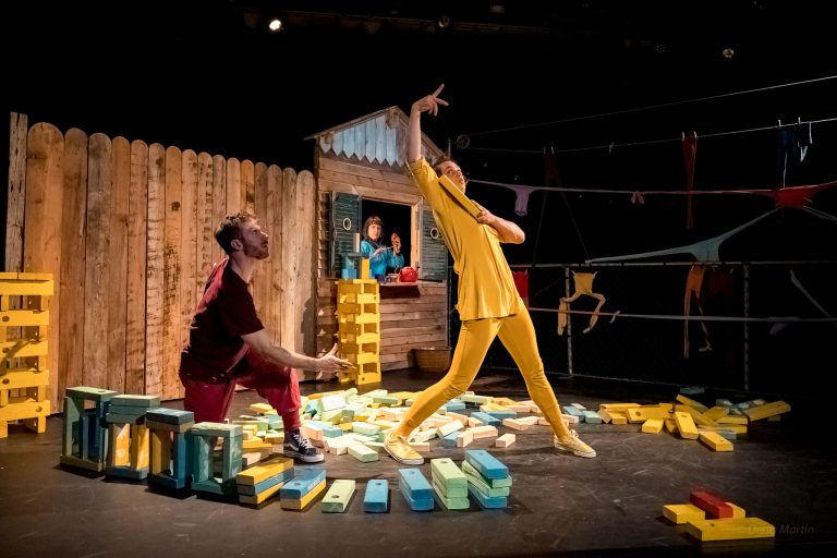 Spectacle Hiatus pour enfants deux ans et plus sont aussi accompagnés musicien ainsi que duo artistes cirque.