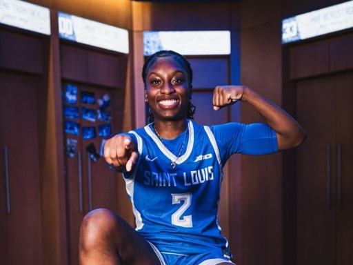 Jahda Denis dans l’uniforme des Billikens de l’Université de St. Louis.