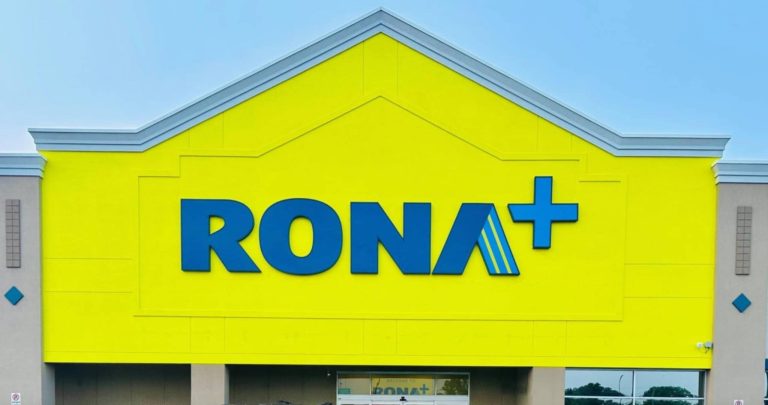 Enseigne d'un magasin RONA+ de Laval.
