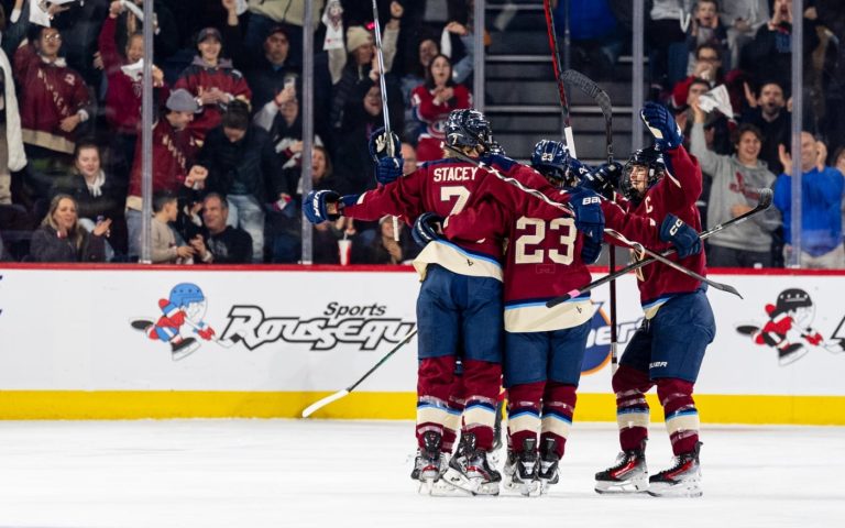 Des joueuses de la Victoire de Montréal à la suite d'un but marqué contre la Charge d'Ottawa à la Place Bell.