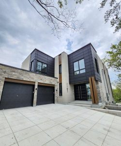 Maison de luxe située au 1187, rue Jeanne-d'Arc, dans Sainte-Dorothée, à Laval, qui est en vente sur le marché.