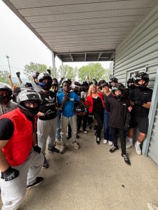 Sylvie Leduc, présidente-directrice générale et fondatrice de la Fondation Trioomph, et un groupe de jeunes ayant participé à l'activité de karting de la Journée Adrénaline.