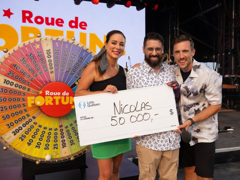 50 000$ à la Roue de fortune pour un Lavallois Nicolas Piscolla, au centre, accompagné des animateurs de la Roue de fortune Anick Dumontet et Pascal Morrissette.