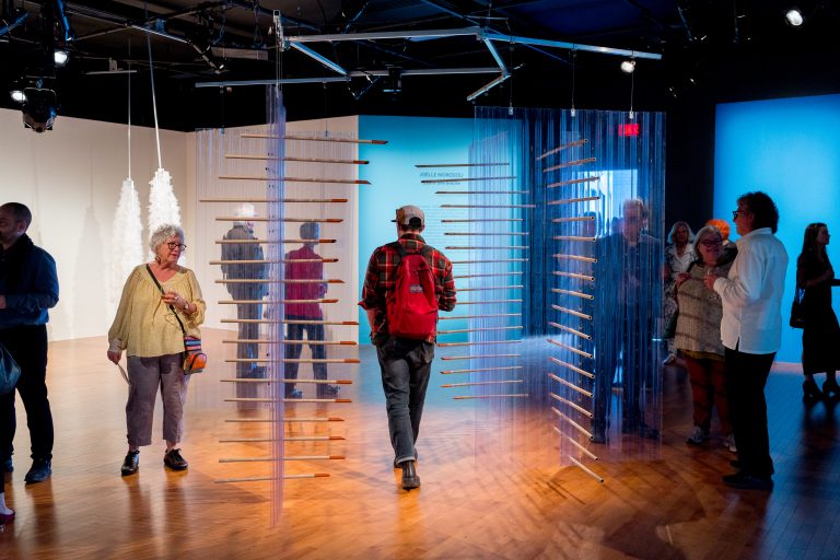 Dans l’exposition Ouvrir une brèche, les visiteurs peuvent entrer dans les œuvres afin de vivre une expérience culturelle immersive. (Photo gracieuseté - Jean-Michael Seminaro)