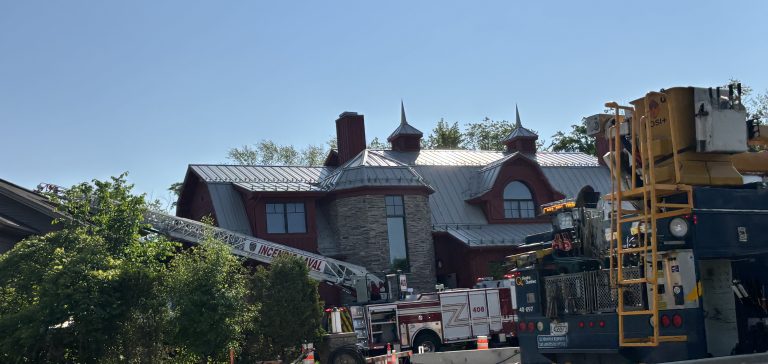 Des effectifs du Service de sécurité incendie de Blainville et les pompiers de Laval ont fini par maîtriser les foyers d’incendie causés par une outarde ayant sectionné un fil électrique près du spa Le Finlandais à Rosemère.
