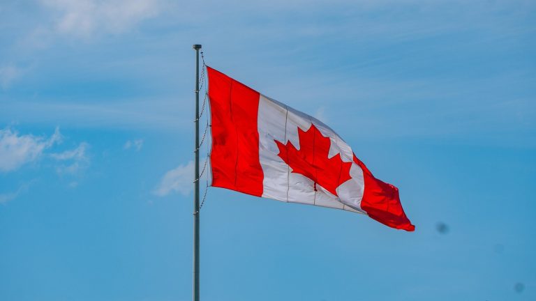 Drapeau du Canada à l'occasion de la Fête du Canada qui occasionnera l'ouverture ou la fermeture de certains commerces et services.