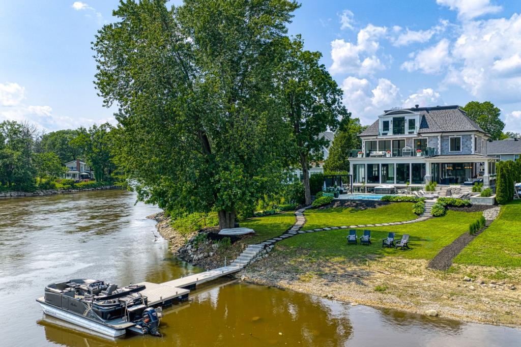 Maison située au 10, rue Jardin Islemère (Sainte-Dorothée), à Laval, affichée sur Centris.
