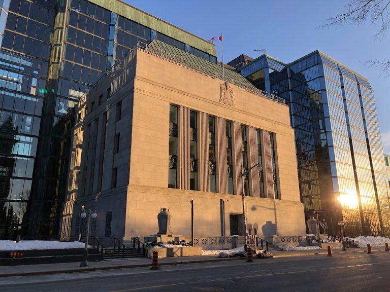 Autre baisse du taux directeur qui pointe désormais à 2,25% Les bureaux de la Banque du Canada à Ottawa. (Capture d'écran - Google Maps)