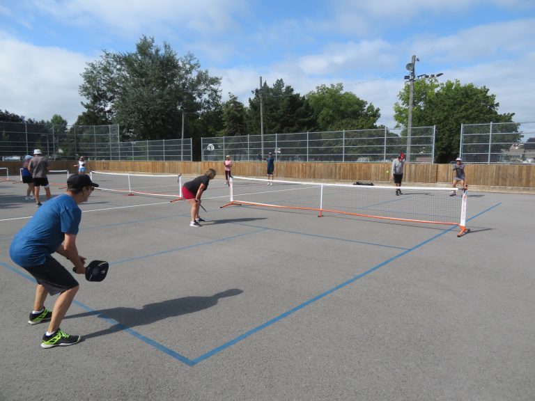 Le pickleball retient l’attention au conseil municipal La Ville analysera les options pour rendre accessibles des filets sur les courts de pickelball qui en sont actuellement privés.