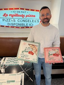 Peter Stappas propriétaire de Pizza Vimont s'apprête à commercialiser ses pizzas congelées à travers le Canada.(Photo 2M.Media - Geneviève Quessy) 