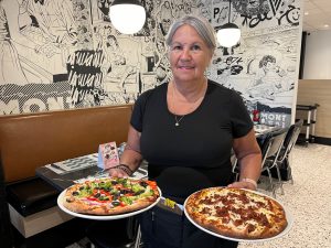 Brigitte Bourget sert les pizzas du Pizza Vimont depuis 15 ans.(Photo 2M.Media - Geneviève Quessy) 