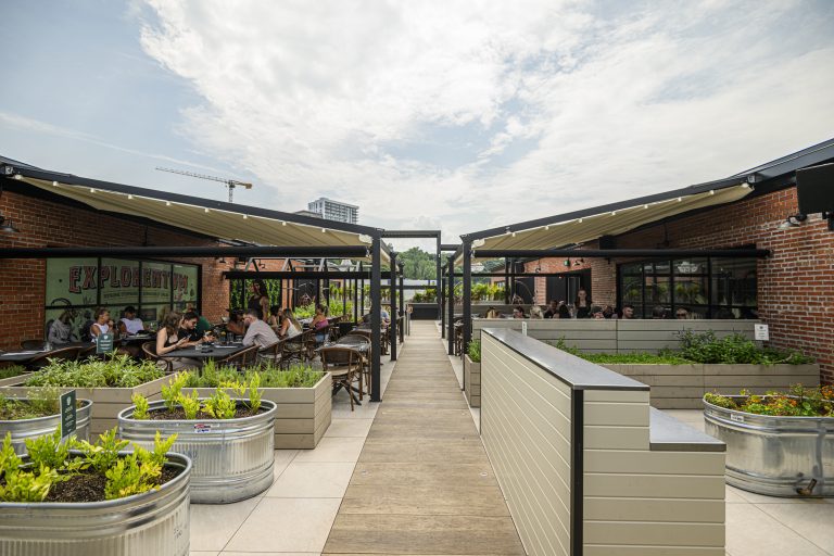 La terrasse de la distillerie l'Arsenal. (Photo Gracieuseté Ludovic Gauthier)